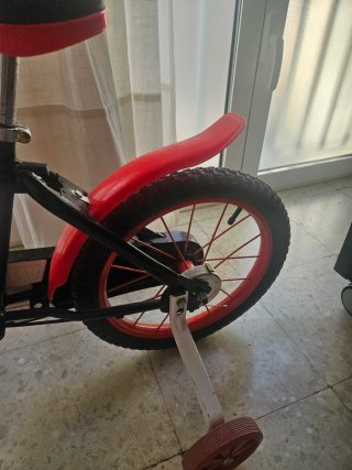 Bicicleta infantil negra y roja