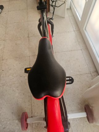 Bicicleta infantil negra y roja