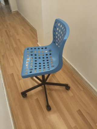 Silla de escritorio azul con ruedas