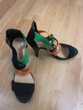 Sandalias de tacón con tiras multicolor