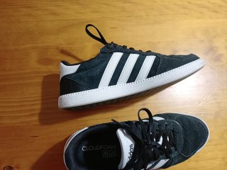 Zapatillas Adidas Negras y Blancas