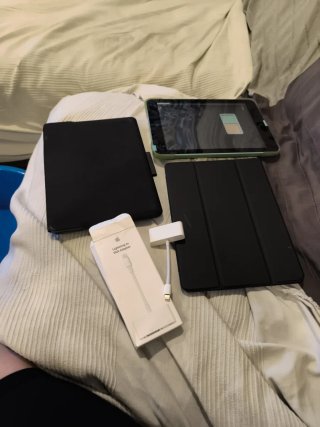 3 custodie iPad + Tastiera + Adattatore VGA