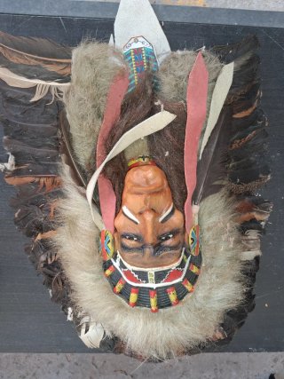 Bastón tallado con flechas y caras indias