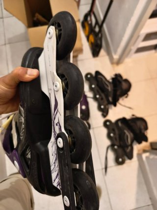 2 pares de patines en línea