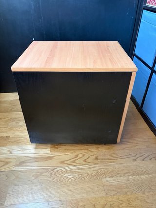 Cajonera de madera con cerradura y ruedas