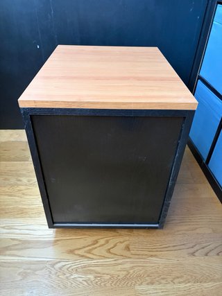 Cajonera de madera con cerradura y ruedas