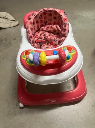 Andador bebé rosa con juguetes