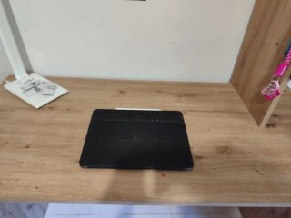 Escritorio madera y blanco con estantería .