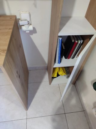 Escritorio madera y blanco con estantería .