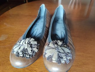 Zapatos planos Pitillos marrones con detalle