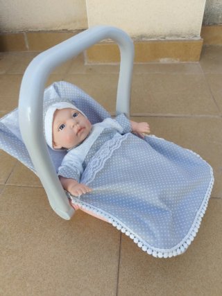 Muñeca bebé con carrito y accesorios