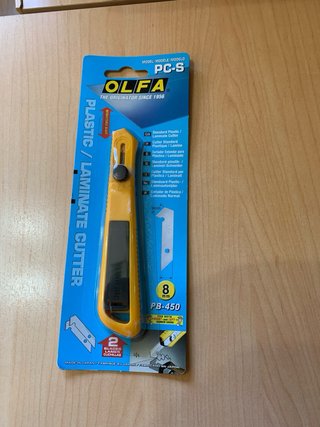 Plancha de plexiglás/vidrio plástico + cúter