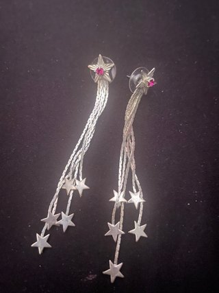 Pendientes largos plateados con estrellas