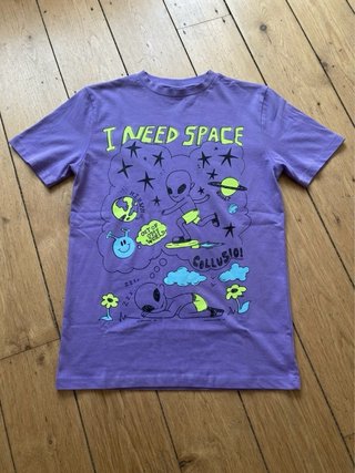 Camiseta morada con estampado de alienígenas.