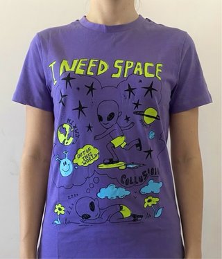 Camiseta morada con estampado de alienígenas.
