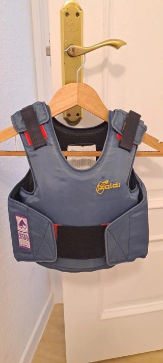 Chaleco protector y casco equitación niño