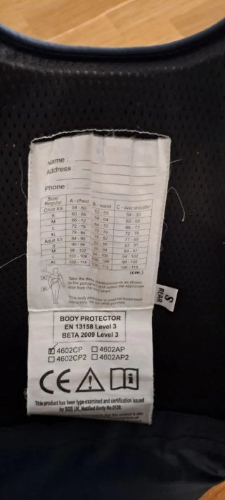 Chaleco protector y casco equitación niño