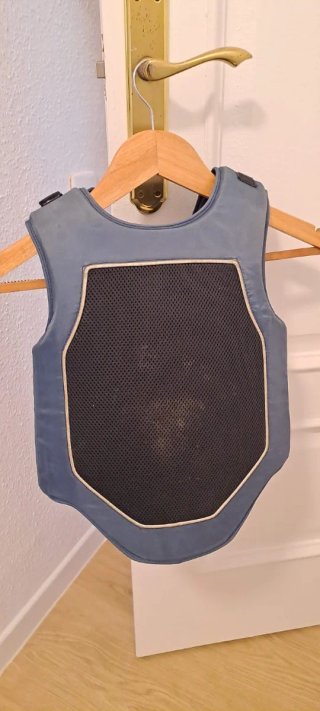 Chaleco protector y casco equitación niño