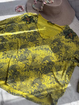 Blusa Desigual floral amarilla talla M