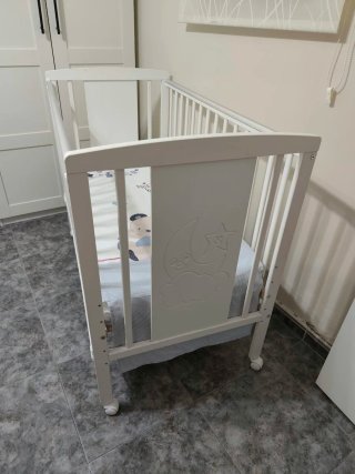 Cuna de bebé con estampado de ositos