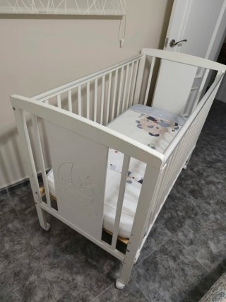 Cuna de bebé con estampado de ositos