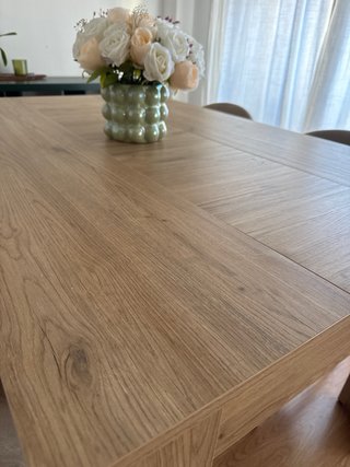 Mesa de comedor de madera extensible.