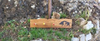 Appendiabiti in legno con 3 appendini intagliato a fuoco