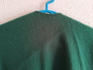 Poncho verde oscuro con flecos