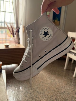 Converse grises y blancas