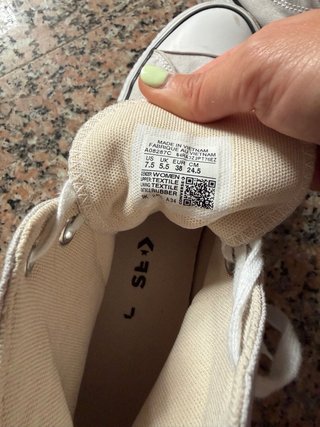 Converse grises y blancas