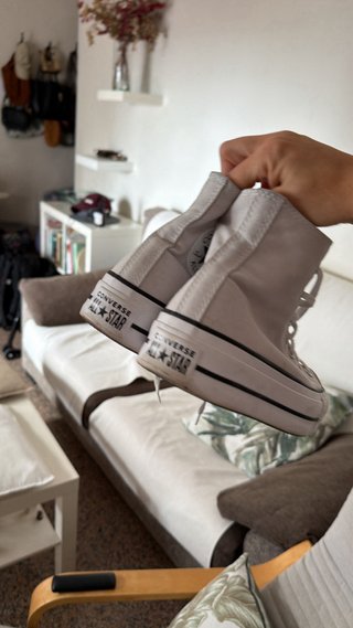 Converse grises y blancas