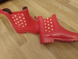 Botas de agua rojas con lunares blancos