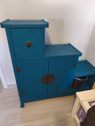 Mueble azul con detalles dorados