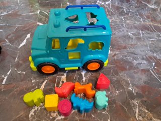 Coche de juguete para encajar piezas
