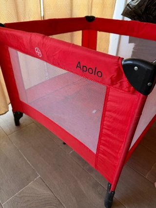 Parque de juegos infantil rojo