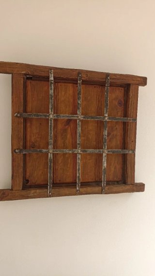 Ventanas antiguas de madera y metal