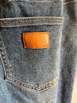 Pantalón vaquero Desigual niña con dibujos