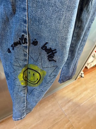 Pantalón vaquero Desigual niña con dibujos
