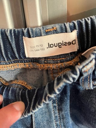 Pantalón vaquero Desigual niña con dibujos