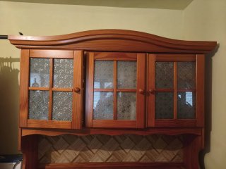 Mueble de pino con vitrina y cajones