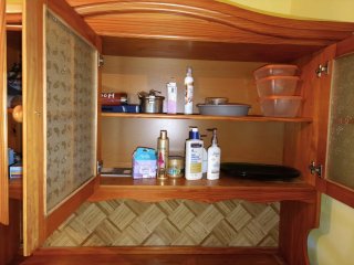 Mueble de pino con vitrina y cajones