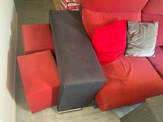 Sofa con puffs, mesa, mueble TV y modulos superior
