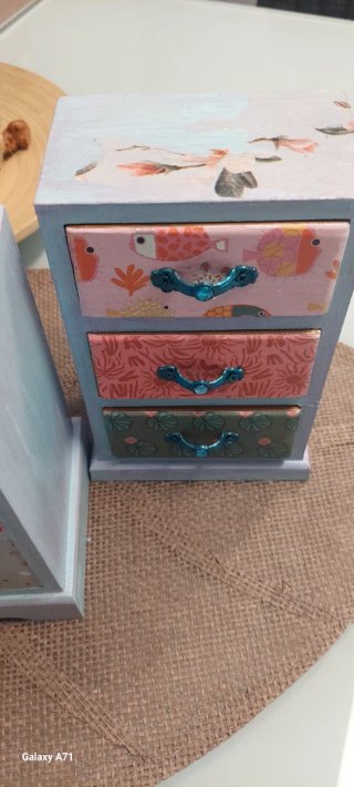 Set di cassettiera decorata con motivi floreali vintage
