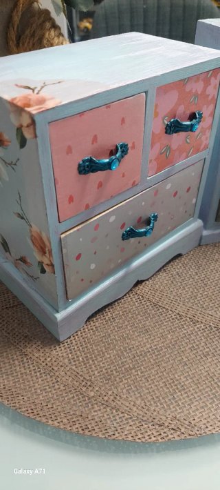 Set di cassettiera decorata con motivi floreali vintage