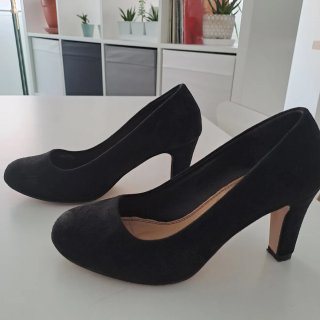 Zapatos de tacón de ante negros