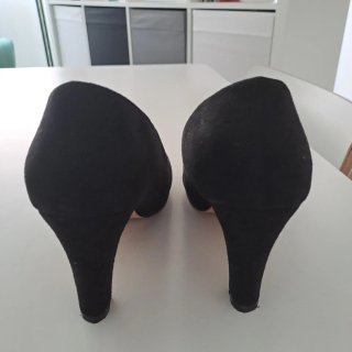 Zapatos de tacón de ante negros