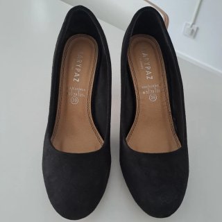 Zapatos de tacón de ante negros