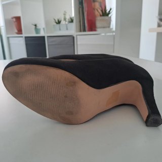 Zapatos de tacón de ante negros