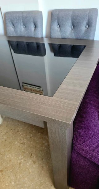 Mesa de comedor rectangular de madera y cristal