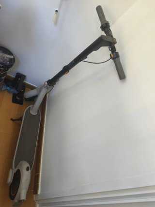 Monopatín eléctrico gris
